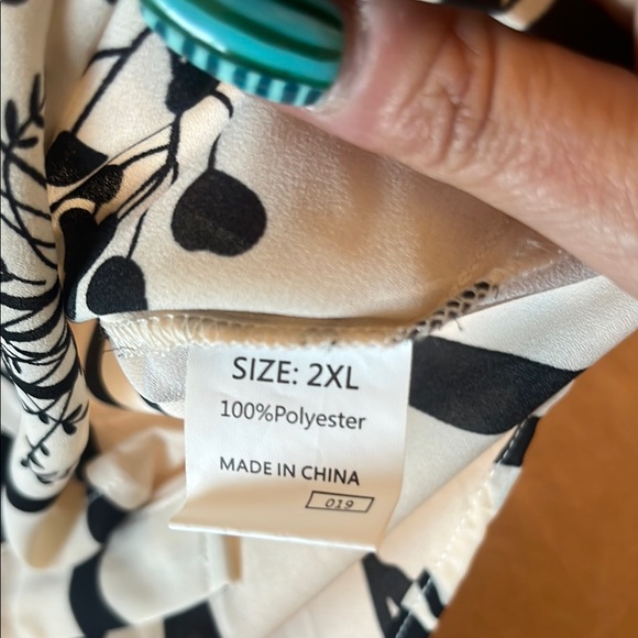 Black and White Floral abstract  Button-Up blouse - 2xl - Picture 4 of 6